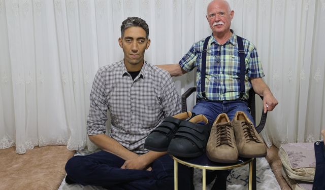 "Dünyanın en uzun adamı" Sultan Kösen, 60 numara yeni ayakkabılarıyla dünyayı gezecek