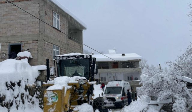 Giresun'da kardan yolu kapanan köyde mahsur kalan hasta ekiplerce kurtarıldı