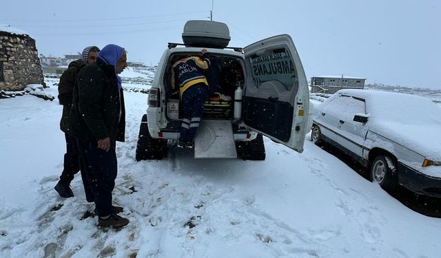 Şanlıurfa'da yolu kardan kapanan kırsaldaki hastaya paletli ambulansla ulaşıldı