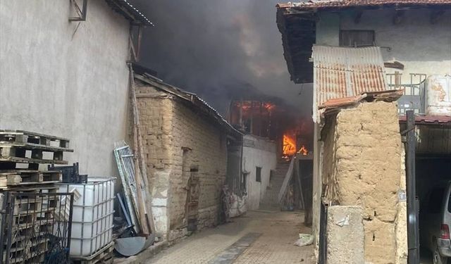 Uşak'ta evde çıkan yangında 1 kişi öldü, 1 kişi dumandan etkilendi