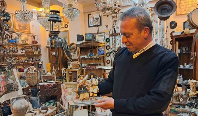 19 yıldır antika biriktirerek dükkanında sergiliyor