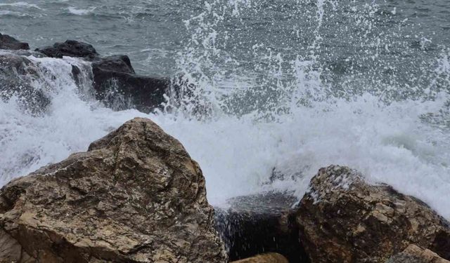 Amasra’da dalgaların boyu 3 metreyi aştı
