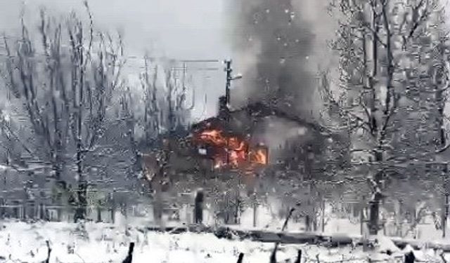 Bartın’da sobadan çıkan kıvılcımlar 2 katlı evi kül etti