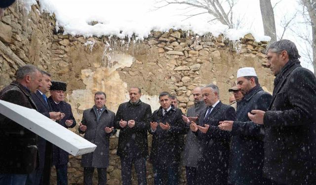 Bayburt’ta milli kahramanlar kar yağışı altında dualarla anıldı