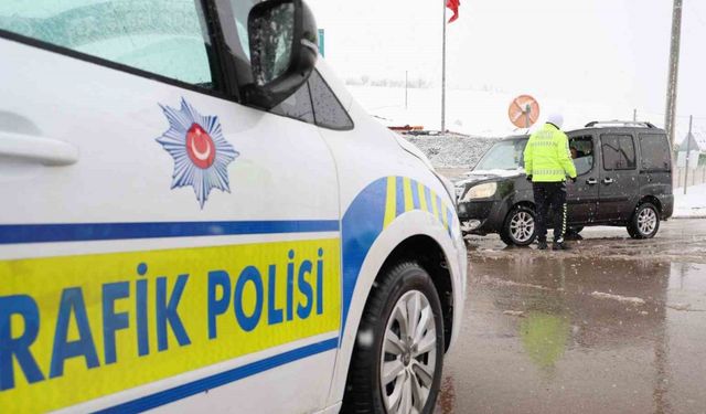 Beyaza bürünen Aksaray’da bazı yollar trafiğe kapatıldı