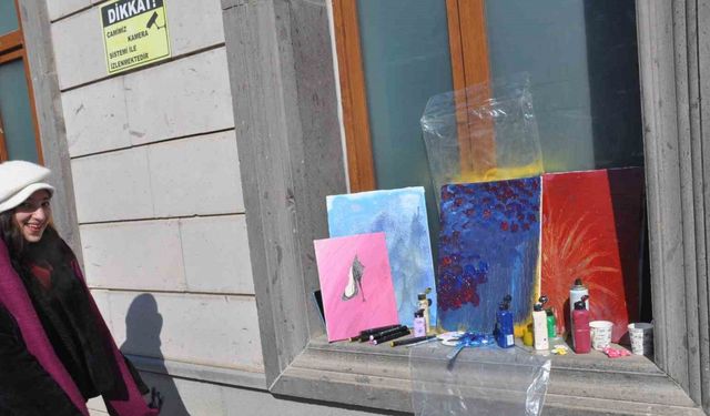 Eksi 25 derecede yağlı boya resimleri yaptı