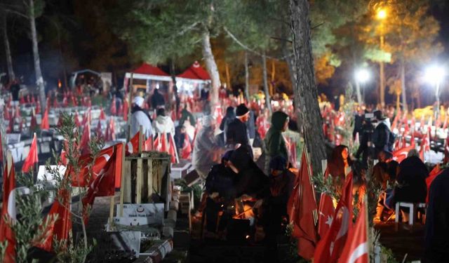 Kahramanmaraş’ta deprem şehitleri mezarlığına akın: Depremin şehitleri dualarla yad edildi