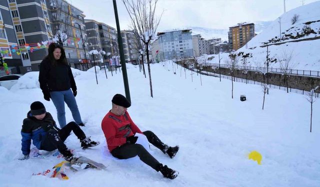 Lala Vadisi’nde naylon poşetlerle kayarak karın keyfini çıkardılar
