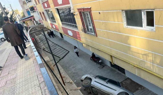 Park halindeki otomobil apartman boşluğuna düştü