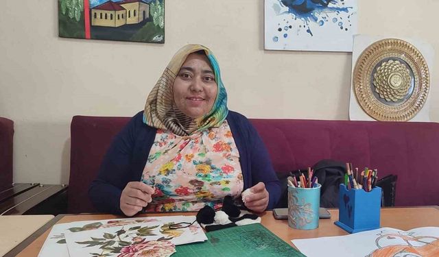 Şizofreni hastalığını sanatla yenmeye çalışıyor