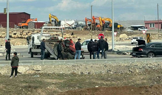 Traktör ile minibüs çarpıştı: 1 yaralı