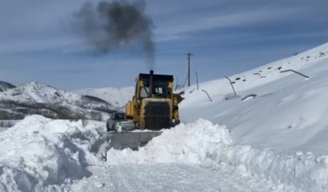Tunceli’de kardan kapanan köy yolunu açmak için çalışmalar sürüyor