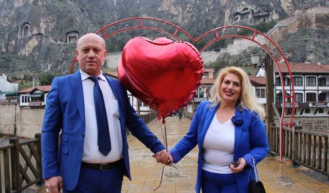 Türkiye’nin en renkli aşıkları: 26 yıldır aynı renk elbiseler giyiyorlar