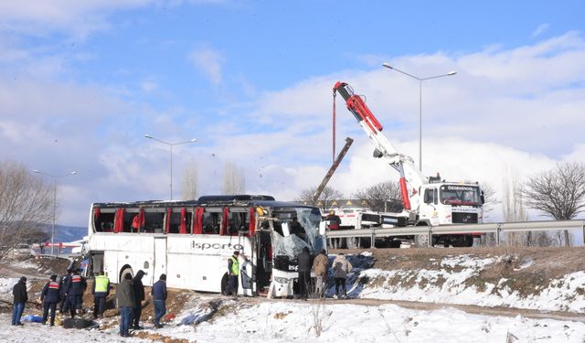 Afyonkarahisar'da yolcu otobüsü şarampole devrildi, 1 kişi öldü, 25 kişi yaralandı