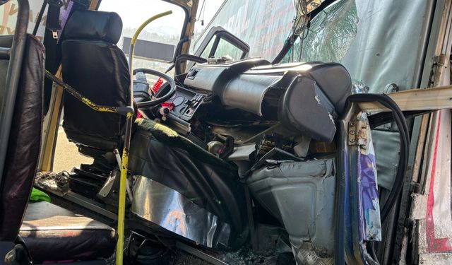 Artvin'de minibüsün tıra çarptığı kazada 12 kişi yaralandı