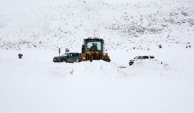 Bitlis'te kardan kapanan kilometrelerce yolu açık tutmak için mesai yapıyorlar