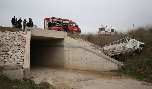 Çanakkale'de kaldırıma çarptıktan sonra alt geçide düşen kamyonetin sürücüsü öldü