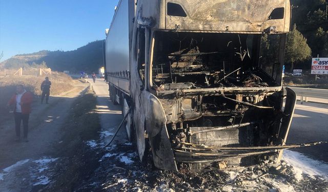 Çorum'da seyir halinde yanan tır kullanılamaz hale geldi