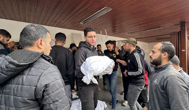 İsrail'in Gazze kentine düzenlediği saldırıda 6'sı çocuk 9 kişi hayatını kaybetti