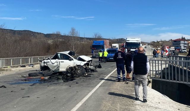 Kastamonu'da bariyerlere çarpan otomobilin sürücüsü hayatını kaybetti