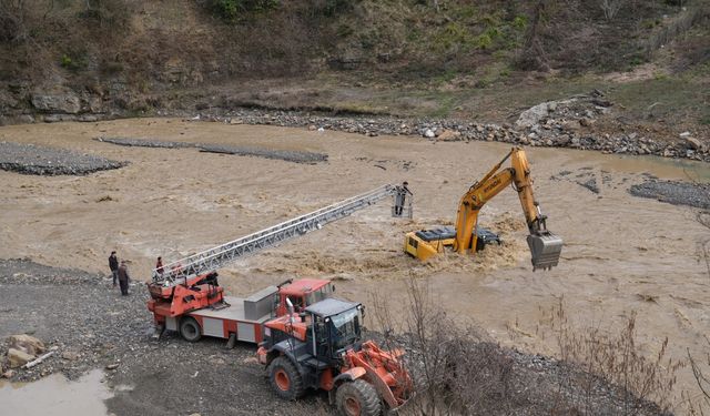 Kastamonu'da debisi yükselen çayda mahsur kalan operatörü itfaiye kurtardı