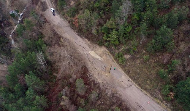Kastamonu'da karların erimesinin ardından köy yolu çöktü