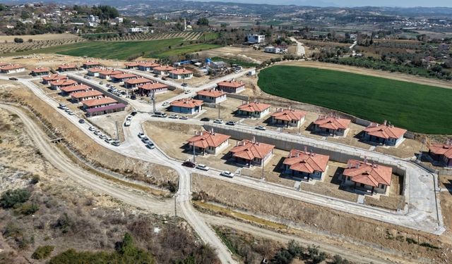 Osmaniye'de yapımı tamamlanan 32  köy evi depremzedelere teslim edildi