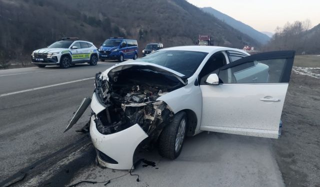 Sinop'ta iki otomobilin çarpışması sonucu 5 kişi yaralandı