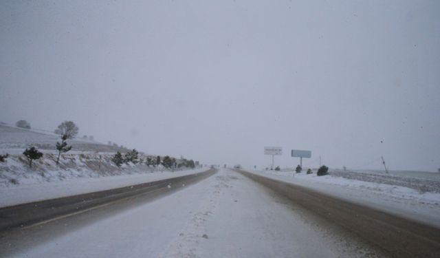 Tokat-Sivas kara yolunda kar ve tipi etkili oluyor