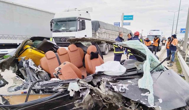 Amasya’da tıra çarpan otomobil parçalandı, 4 kişilik aile ölümden döndü