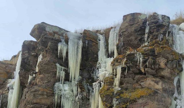 Ardahan’da buz sarkıtları görsel şölen sundu