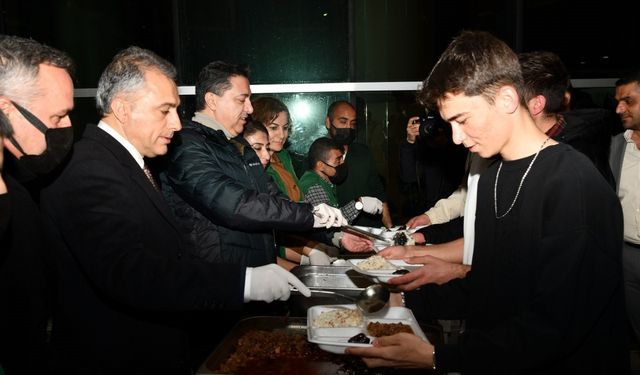 Osmaniye Belediye Başkanı İbrahim Çenet, üniversite öğrencileriyle iftar programında buluştu