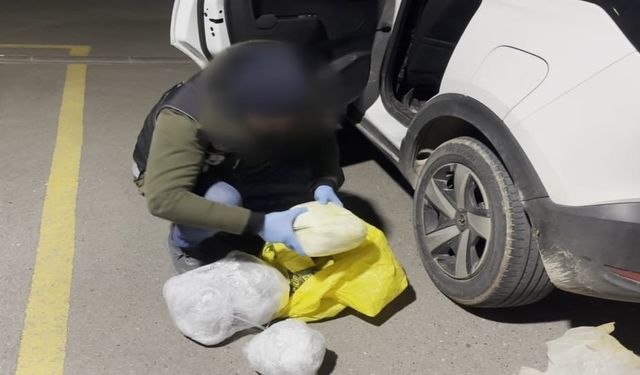 Batman’da durdurulan otomobilden 5 kilo 150 gram uyuşturucu ele geçirildi
