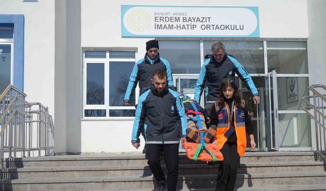 Bayburt’ta eksi 15 derece havada gerçeği aratmayan deprem ve yangın tatbikatı yapıldı