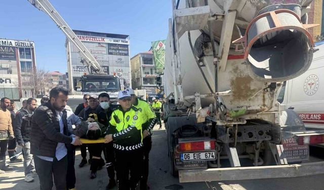 Beton mikserinin altında kalan genç kız yaralandı