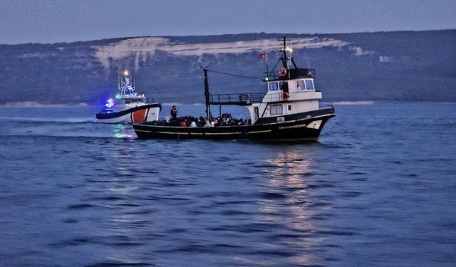 Çanakkale’de balıkçı teknesinde 109 kaçak göçmen ile 3 göçmen kaçakçısı yakalandı