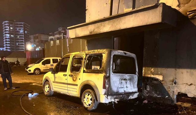 Hafif ticari araç alevler içerisinde kalmıştı kundakladıkları ortaya çıktı