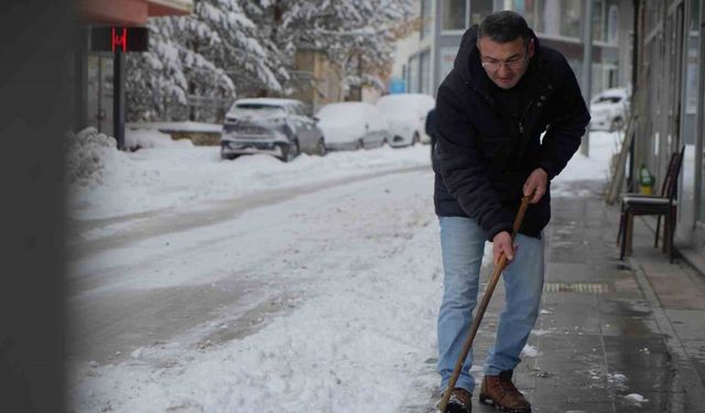 Mart kapıdan baktırdı: Bayburt güne 15 santimetreyi bulan karla uyandı