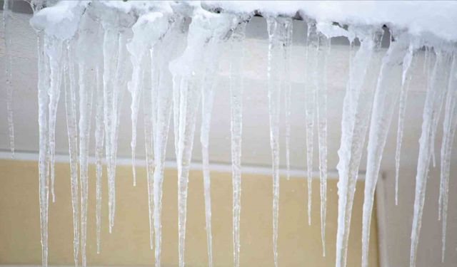 Muş’ta çatılarda oluşan dev buz sarkıtları tehlike saçıyor