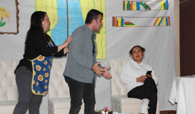 Öğretmenler tiyatro gösterisinde yer aldı