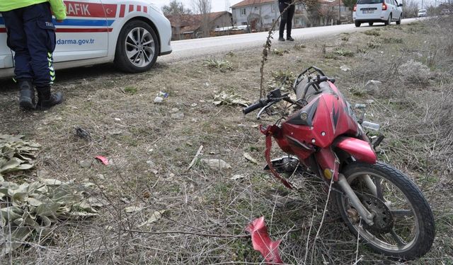 Okul çıkışı yaya olarak eve dönen 13 yaşındaki çocuğa motosiklet çarptı: 3 yaralı
