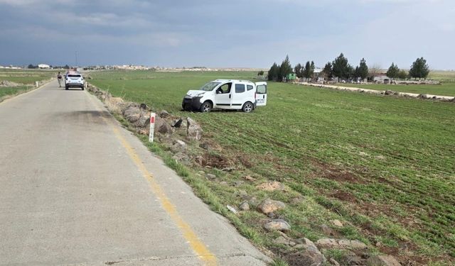 Şanlıurfa’da hafif ticari araç şarampole devrildi: 1 ölü, 2 yaralı
