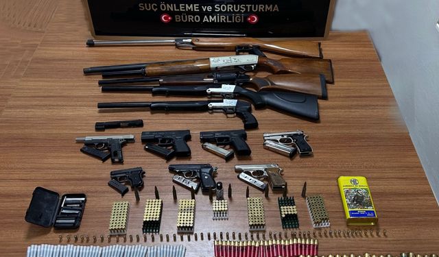 Adana'da evlerinde 12 silah ele geçirilen 2 kişiden 1'i tutuklandı