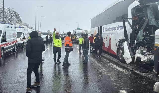 Anadolu Otoyolu'nun Bolu Dağı geçişinde zincirleme kaza nedeniyle kapanan yol ulaşıma açıldı