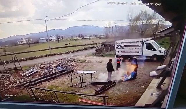 Bingöl'de kesilmeye çalışılan varilin patlaması güvenlik kamerasında