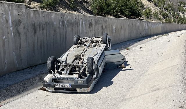 Burdur'da şarampole devrilen otomobildeki 4 kişi yaralandı