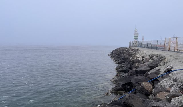 Çanakkale Boğazı sisin etkisini kaybetmesiyle transit geçişlere açıldı