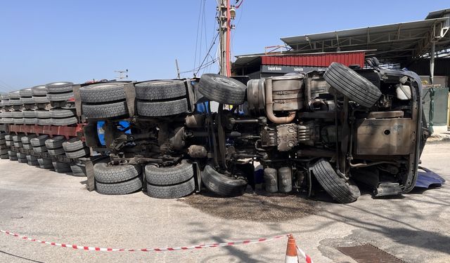Çanakkale'de rüzgar türbini pervanesi taşıyan tır devrildi