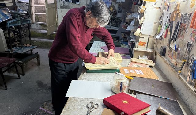 Erzincanlı mücellit 48 yıldır 10 metrekarede eskimiş kitapları onarıp ciltliyor