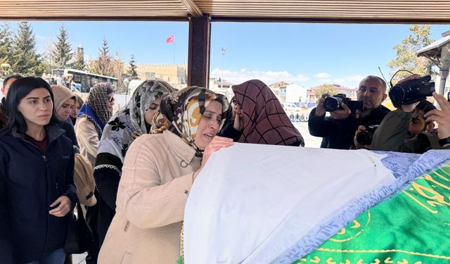 Erzurum'da eşi tarafından boğularak öldürülen kadının cenazesi defnedildi